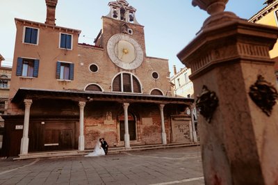 cuddling at Chiesa di San Giacomo di Rialto 