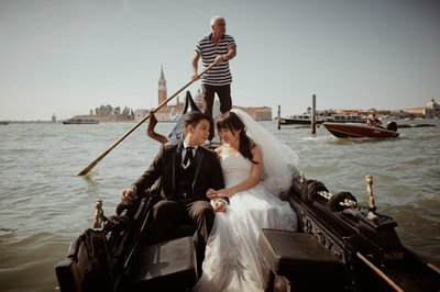 Venice bride & groom in Gondola