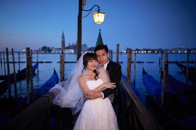 Simple moments: Venice bride & groom at twilight