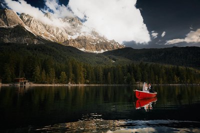 Lake Eibsee wedding couple in rowboat