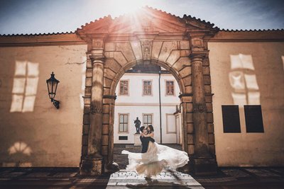 sun kissed couple Mala Strana