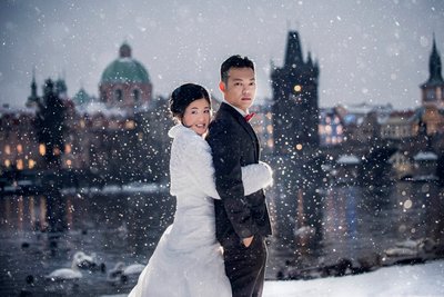 winter themed pre-weddings Prague