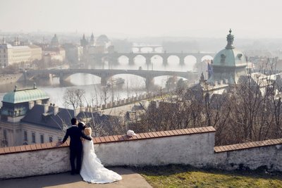 Atmospheric Hong Kong couple winter wedding Prague