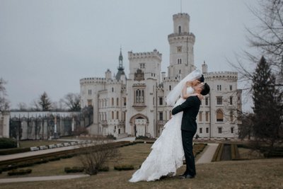 Castle Hluboka winter wedding bride & groom kiss