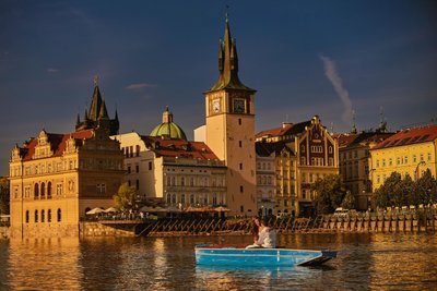 Newlyweds boat ride Prague