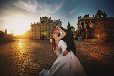 Russian bride & groom kissing at Prague Castle