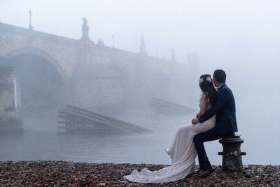 Atmospheric pre-wedding photos from foggy Prague