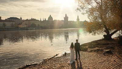 Sun-flared pre-weddings Prague