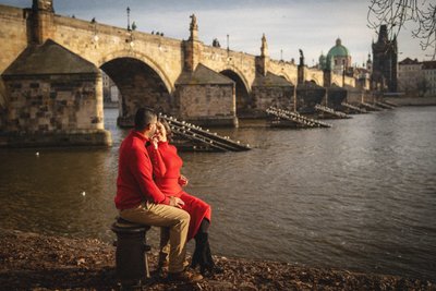 lovers near Charles Bridge