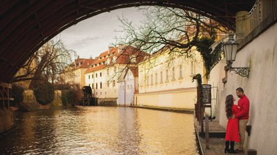 Couple embracing in Kampa I Prague Lifestyle Session