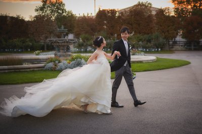 hand-in-hand Volksgarten