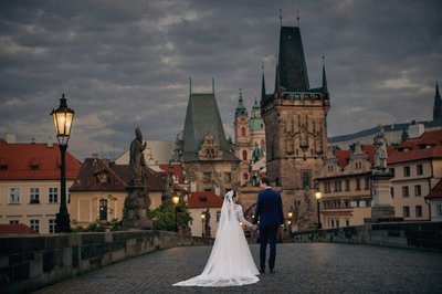 Adele & Mathias strolling atop Charles Bridge