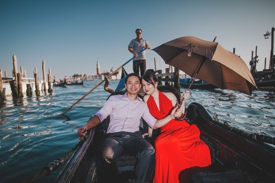 Happy Thai Couple: Venetian Love Story Adventures