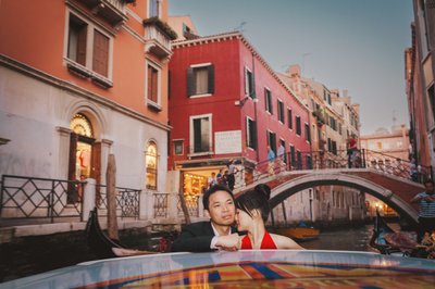 Romance at night along the canals of Venice