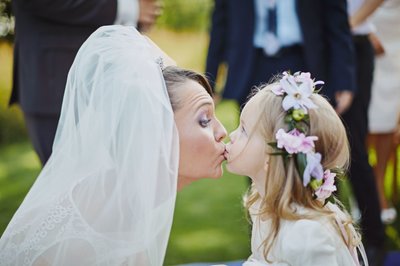 bride kissing flower girl