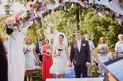 smiling wedding party