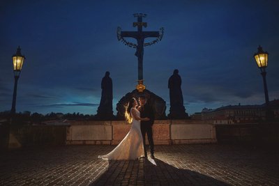 Sexy American couple Calvary Charles Bridge