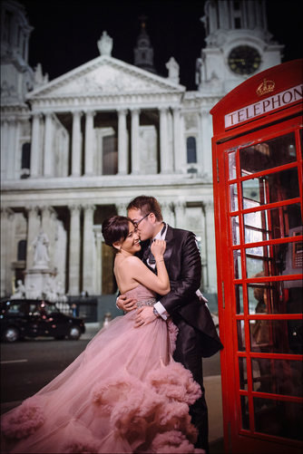 Kissing couple in front of St. Pauls Cathedral, London