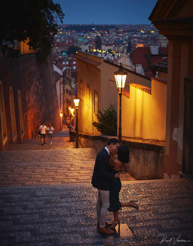 Prague marriage proposal: kiss under the gas lamps