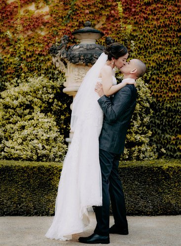 A kiss for his bride at the Vrtba garden
