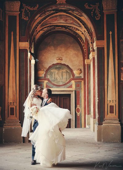 romantic kiss at Ledebour Garden