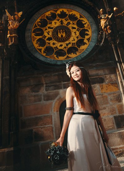 Hong Kong Bride2b Yvonne under the Orloj in Prague