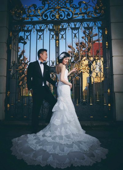 timeless elegance Hong Kong couple at Prague Castle