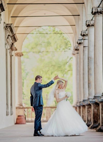 newlyweds dancing at Queen Anne Summer Palace