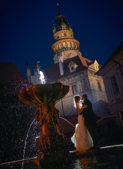 Cesky Krumlov Castle wedding - night kiss
