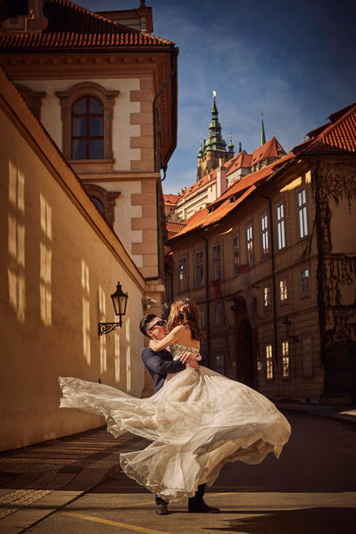 Singapore couple twirling in Mala Strana