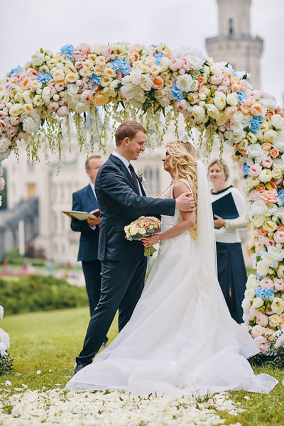 Anna & Sergio under the floral arch