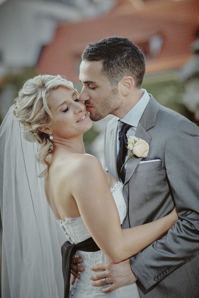 Sexy kiss for the bride Vrtba Garden weddings