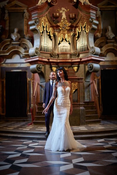 sexy bride Mirror Chapel