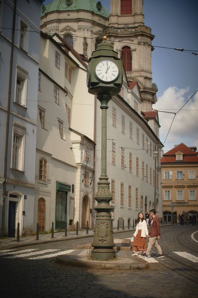 walking in Mala Strana