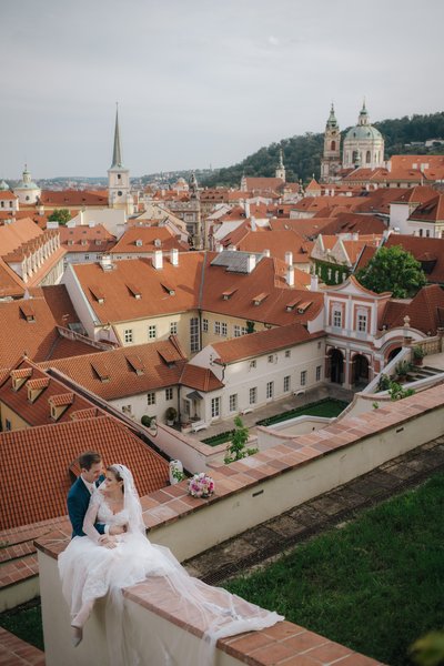 Newlyweds above the red roofs of the Ledebour Garden