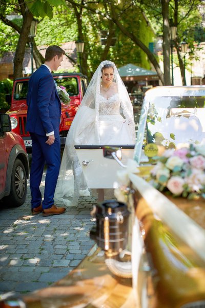 Newlyweds arrive to the Villa Richter