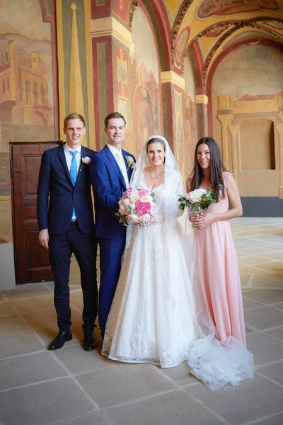 Newlyweds and best mates Prague Ledebour Garden