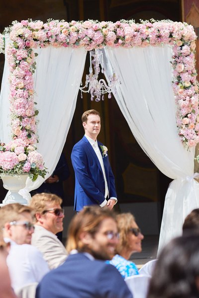 The waiting groom at the Ledebour Garden