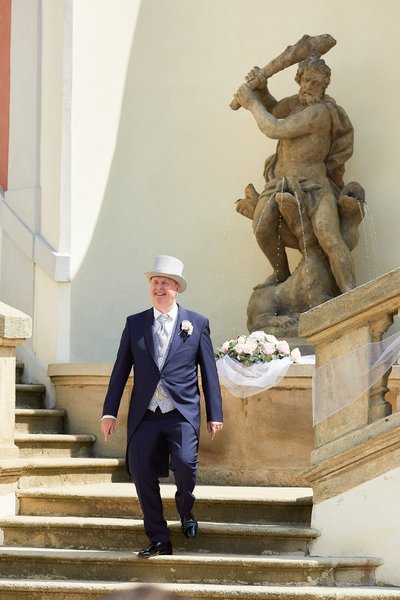 Arrival of the top-hatted-wearing father of the bride Ledebour Garden