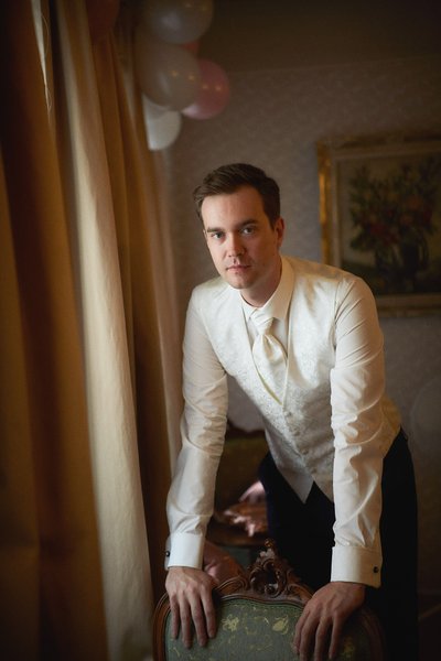 Portrait of the groom at the Hotel Constance 