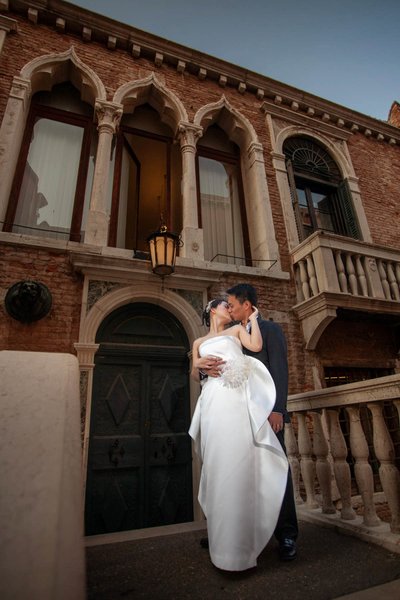 Romanitc kiss at the Venetian Arsenal