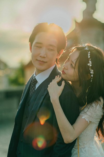 Sun-Kissed Korean Newlyweds Prague