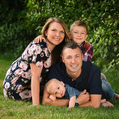 Best Outdoor Family Portraits Dubuque Photographer