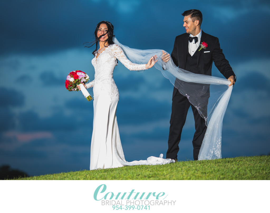 FUN WEDDING PHOTOS: BRIDE AND GROOM PLAYING AROUND