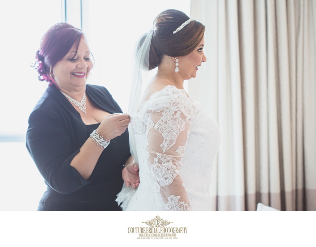 BRIDE WITH HER MOTHER GETTING READY PHOTOS