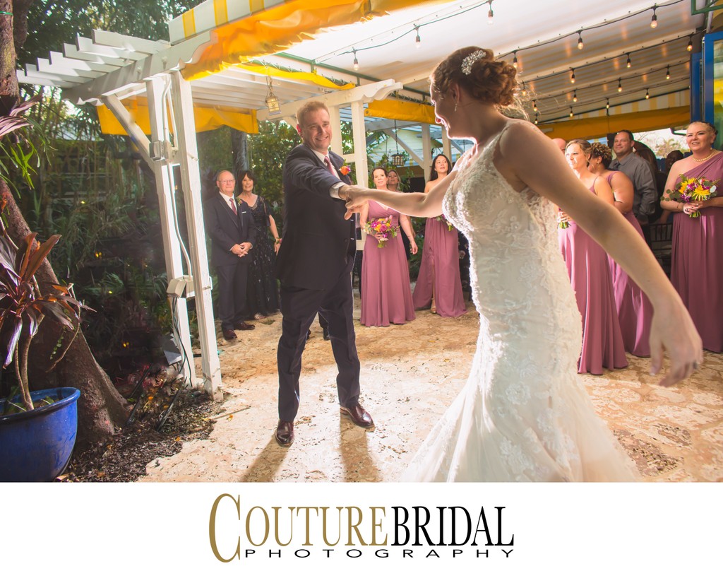 CANDID WEDDING PHOTOS: BRIDE AND GROOM DANCES