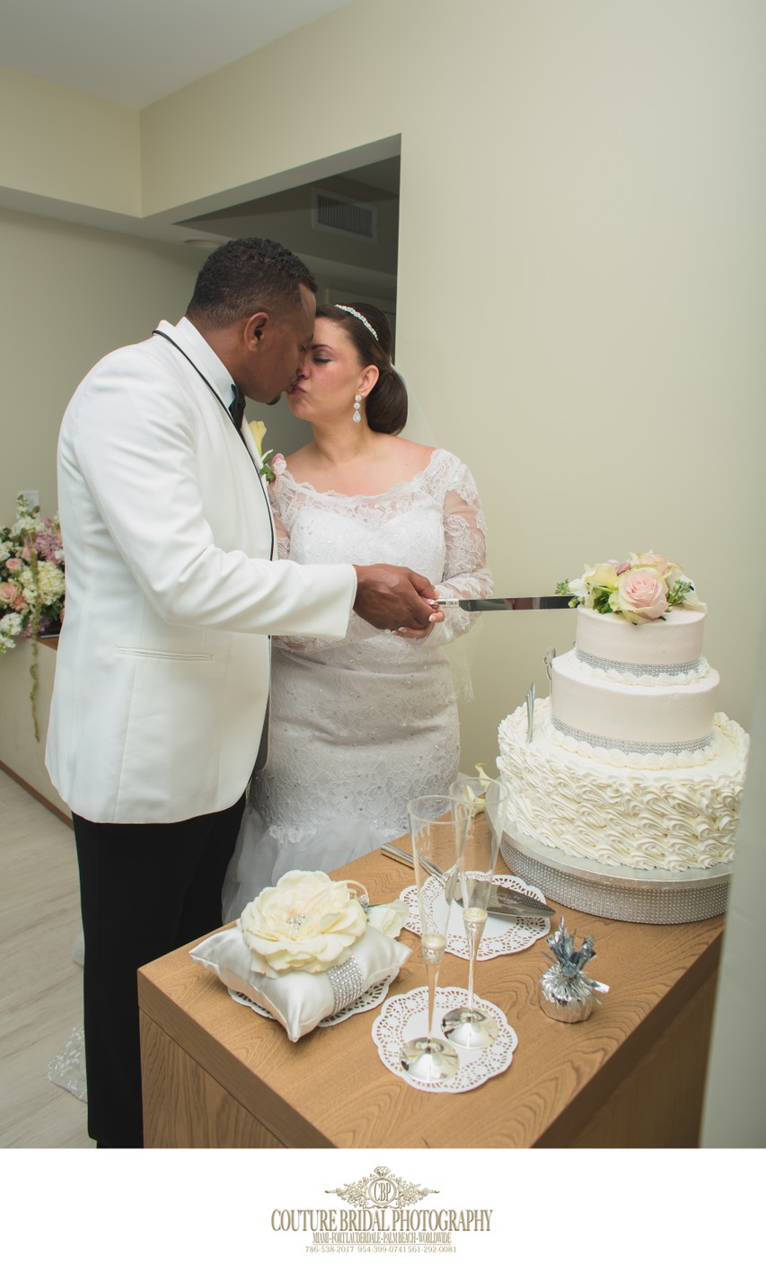 WEDDING CAKE CUTTING PHOTOS