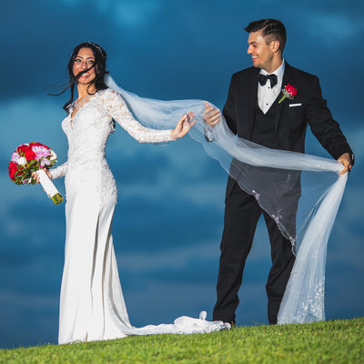 FUN WEDDING PHOTOS: BRIDE AND GROOM PLAYING AROUND