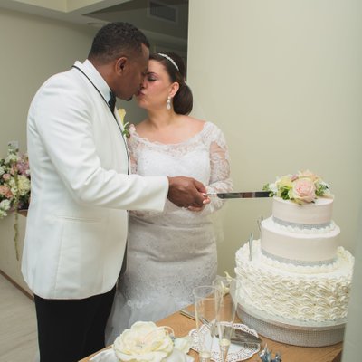 WEDDING CAKE CUTTING PHOTOS