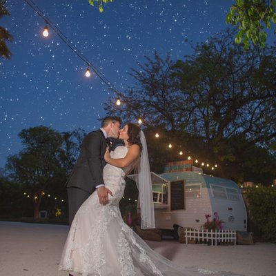 BRIDE AND GROOM: ROMANTIC KISS UNDER THE STARS